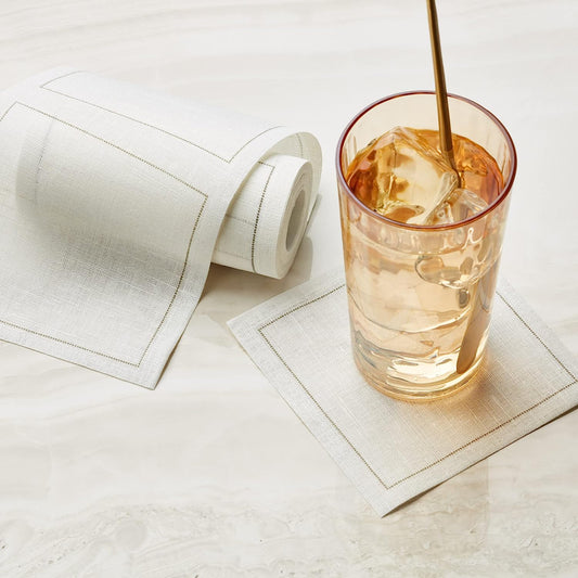 Roll of 50 My Drap cloth napkins 11×11 cm, 100 % cotton, in white. The ideal napkin for cocktails and aperitifs. Thanks to their size, they can also be used as coasters or to decorate your table. Ideal for Hotels, Bars and event caterers.