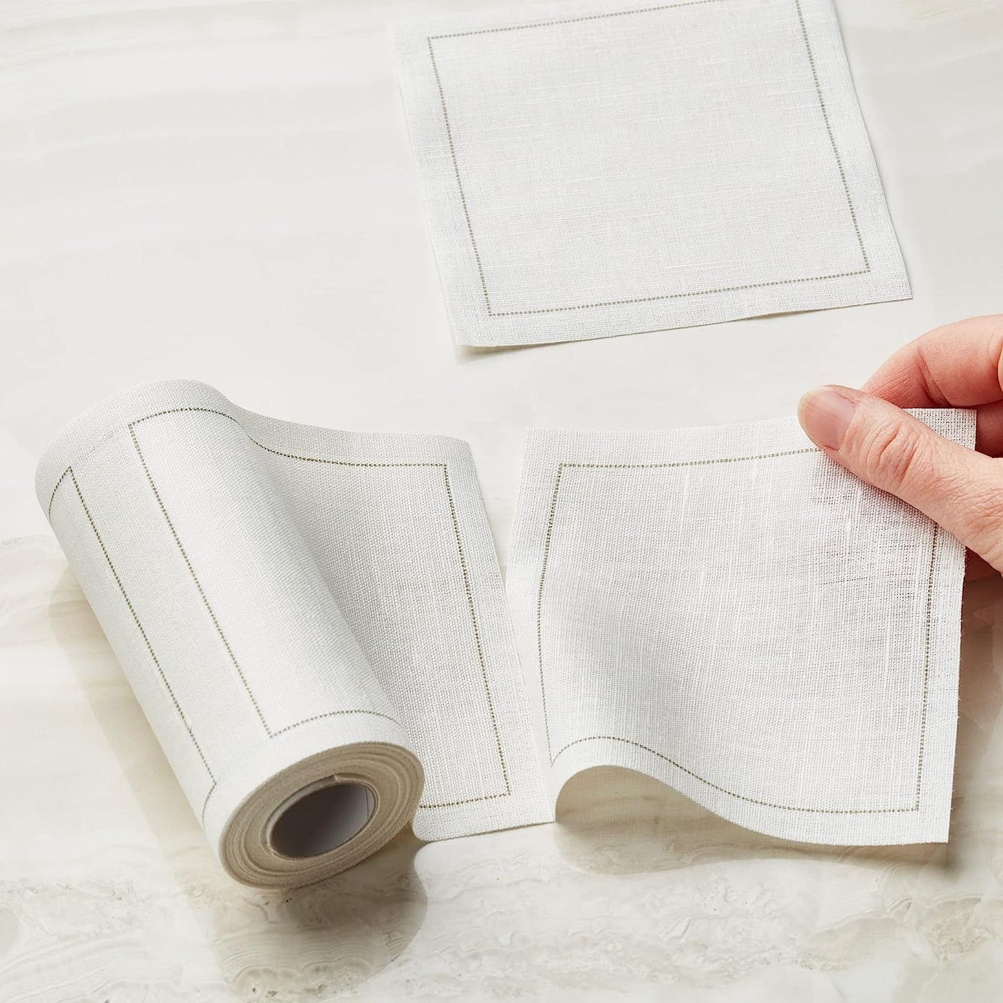 Roll of 50 My Drap cloth napkins 11×11 cm, 100 % cotton, in white. The ideal napkin for cocktails and aperitifs. Thanks to their size, they can also be used as coasters or to decorate your table. Ideal for Hotels, Bars and event caterers