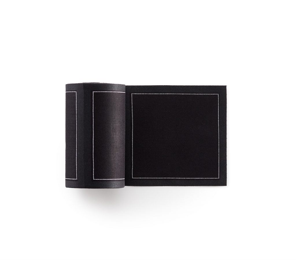 Roll of 50 My Drap cloth napkins 11×11 cm, 100 % cotton, in black. The ideal napkin for cocktails and aperitifs. Thanks to their size, they can also be used as coasters or to decorate your table. Ideal for Hotels, Bars and event caterers
